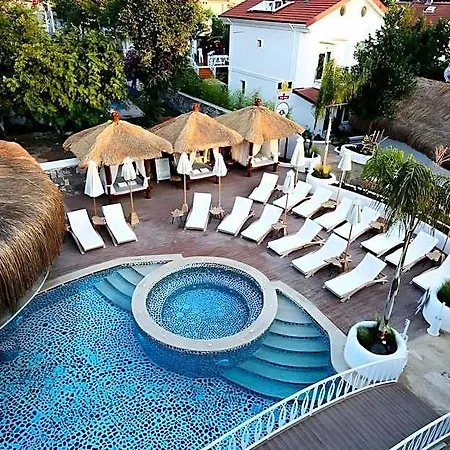 Hotel The Pinehill & 3*